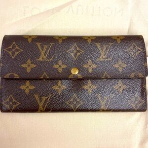 Like new! Barely used! 
Louis Vuitton Sarah wallet. 
Comes with dust bag.